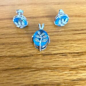 Avon pendant and earring set